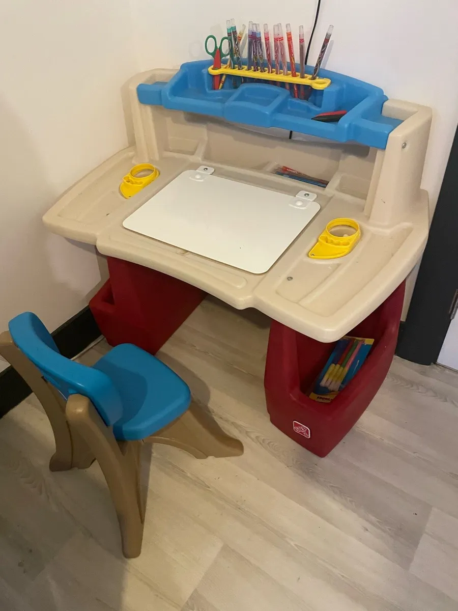 Kids Desk and chair - Image 1