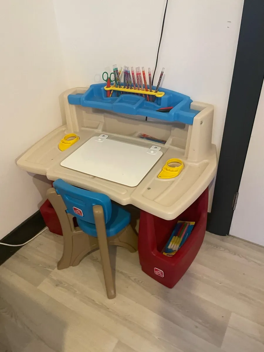 Kids Desk and chair - Image 2