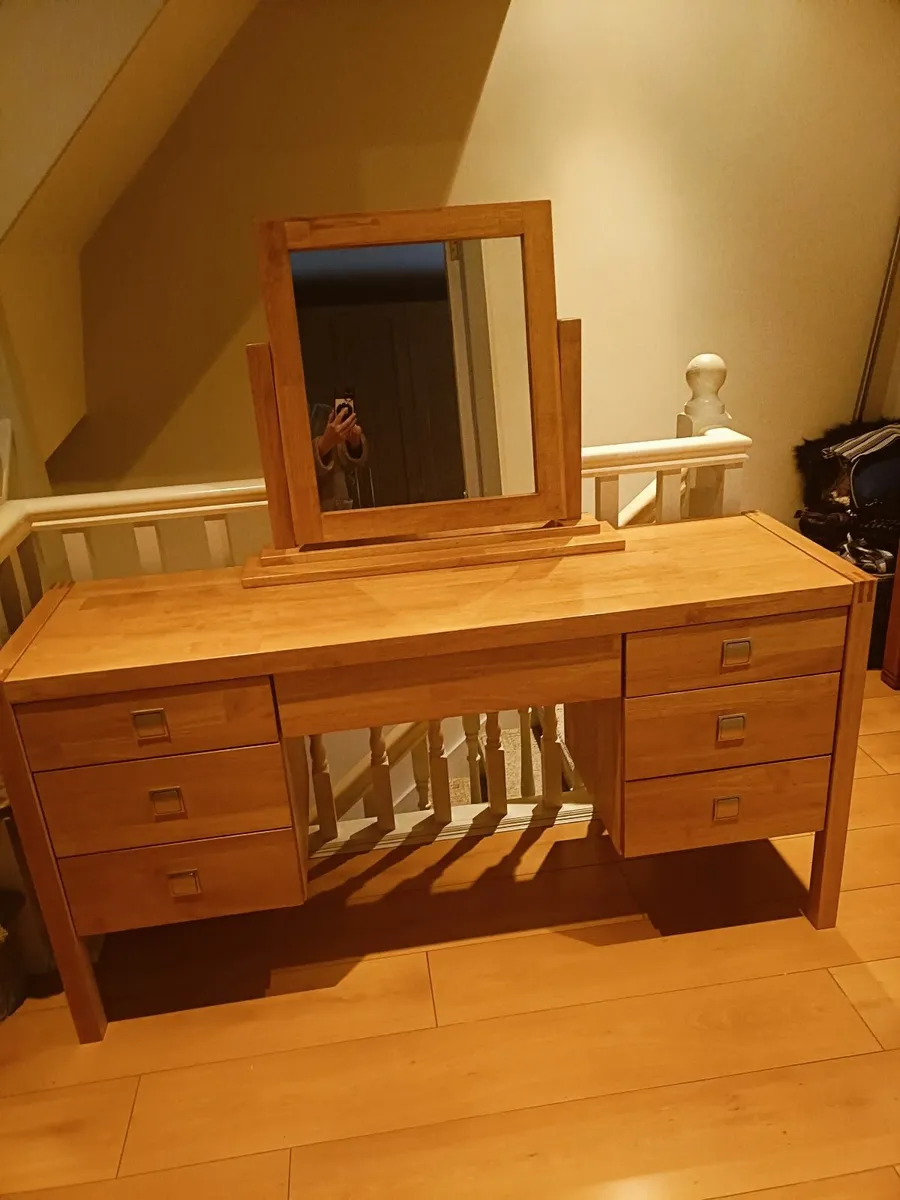 Dressing table with mirror - Image 1