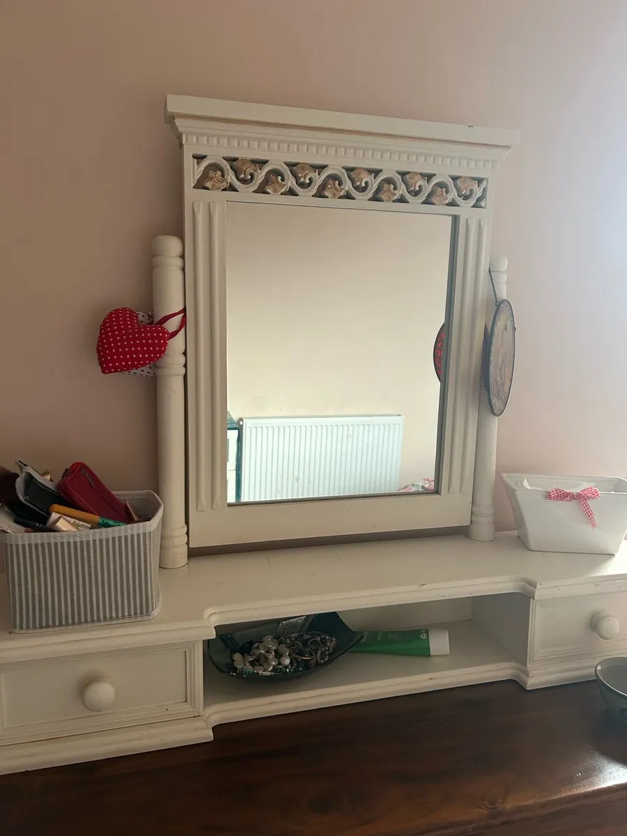 Mirror unit for top of dressing table