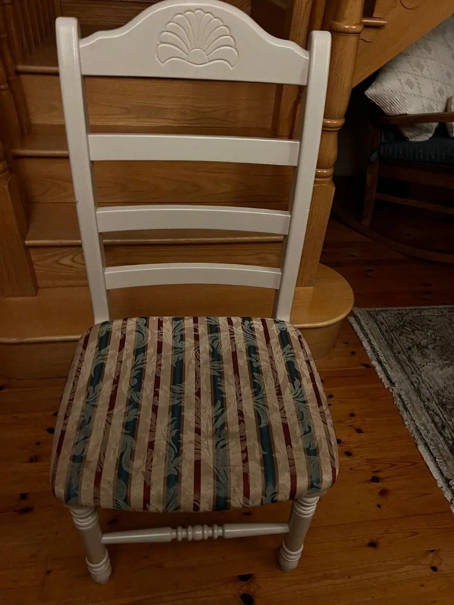 Table and chairs - Image 1