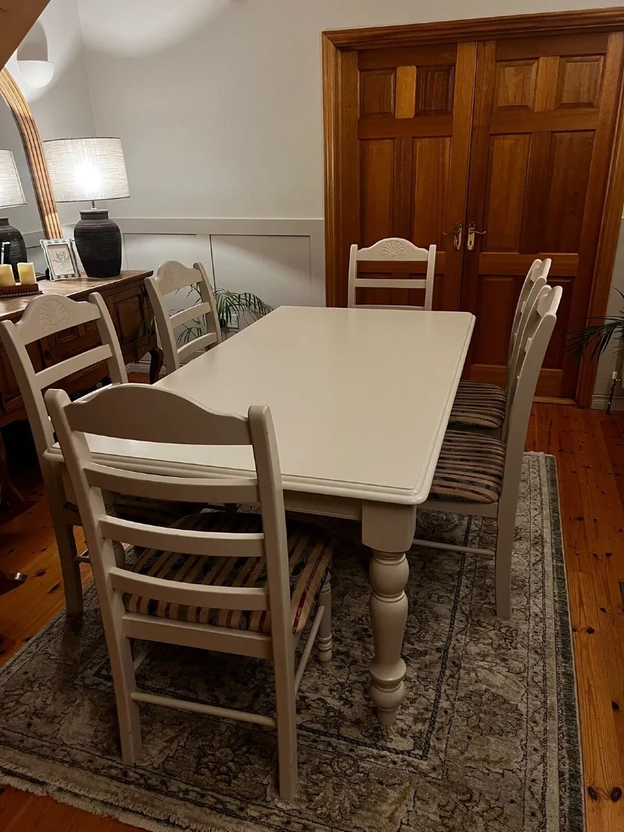 Table and chairs - Image 2