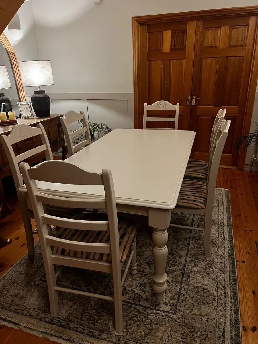Table and chairs - Image 3
