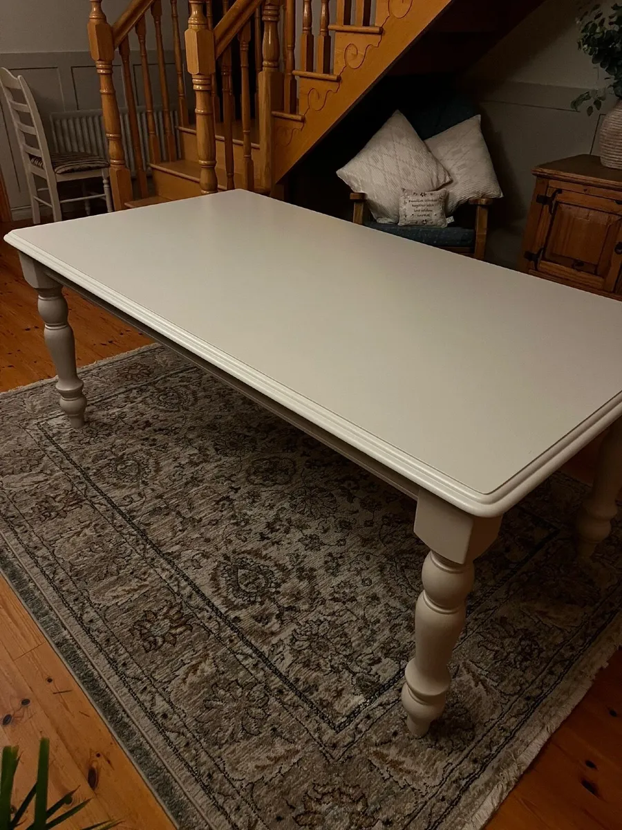 Table and chairs - Image 4