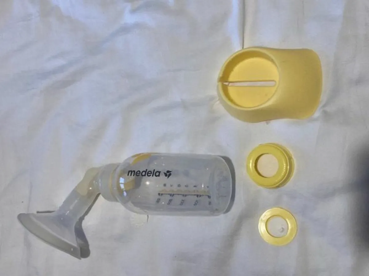 Medela Swing Breast pump and accessories - Image 1