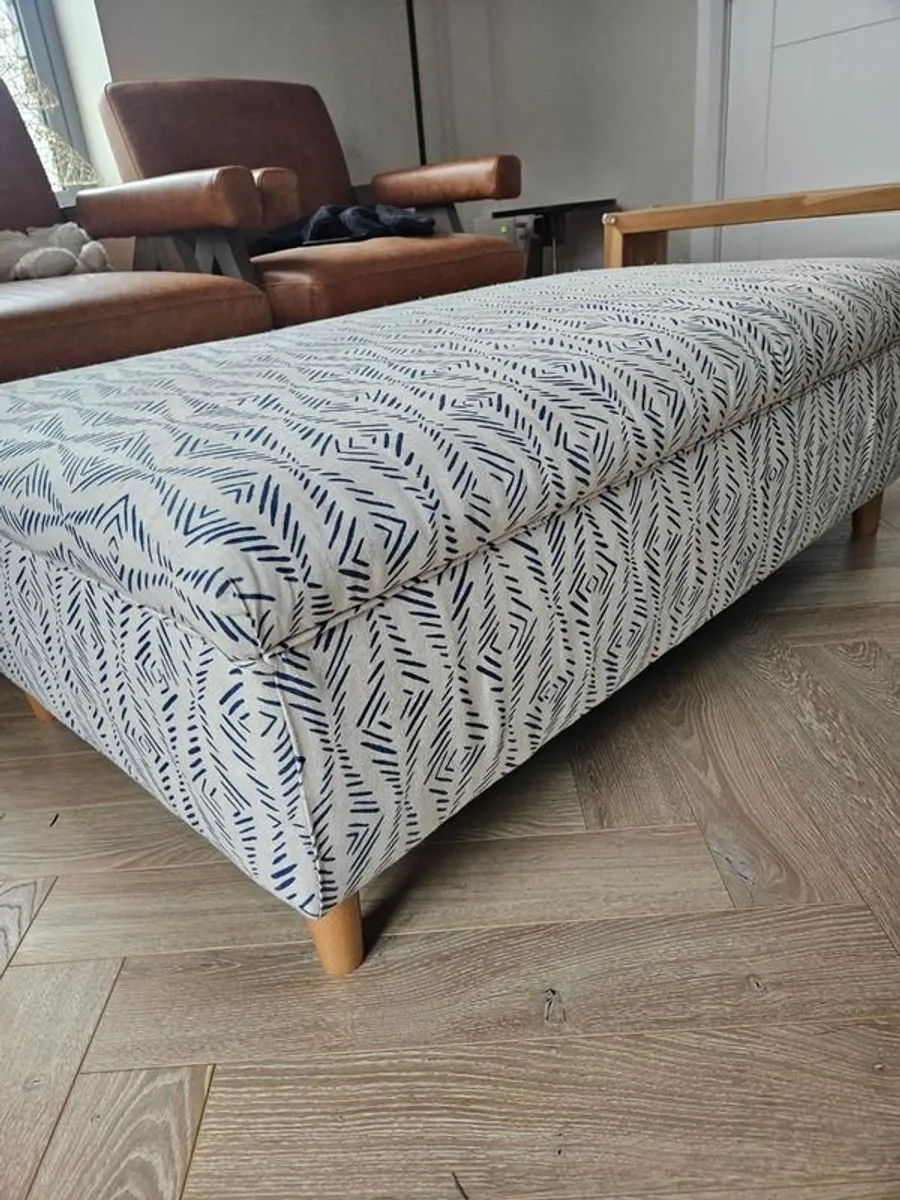 Ottoman & table - Image 4