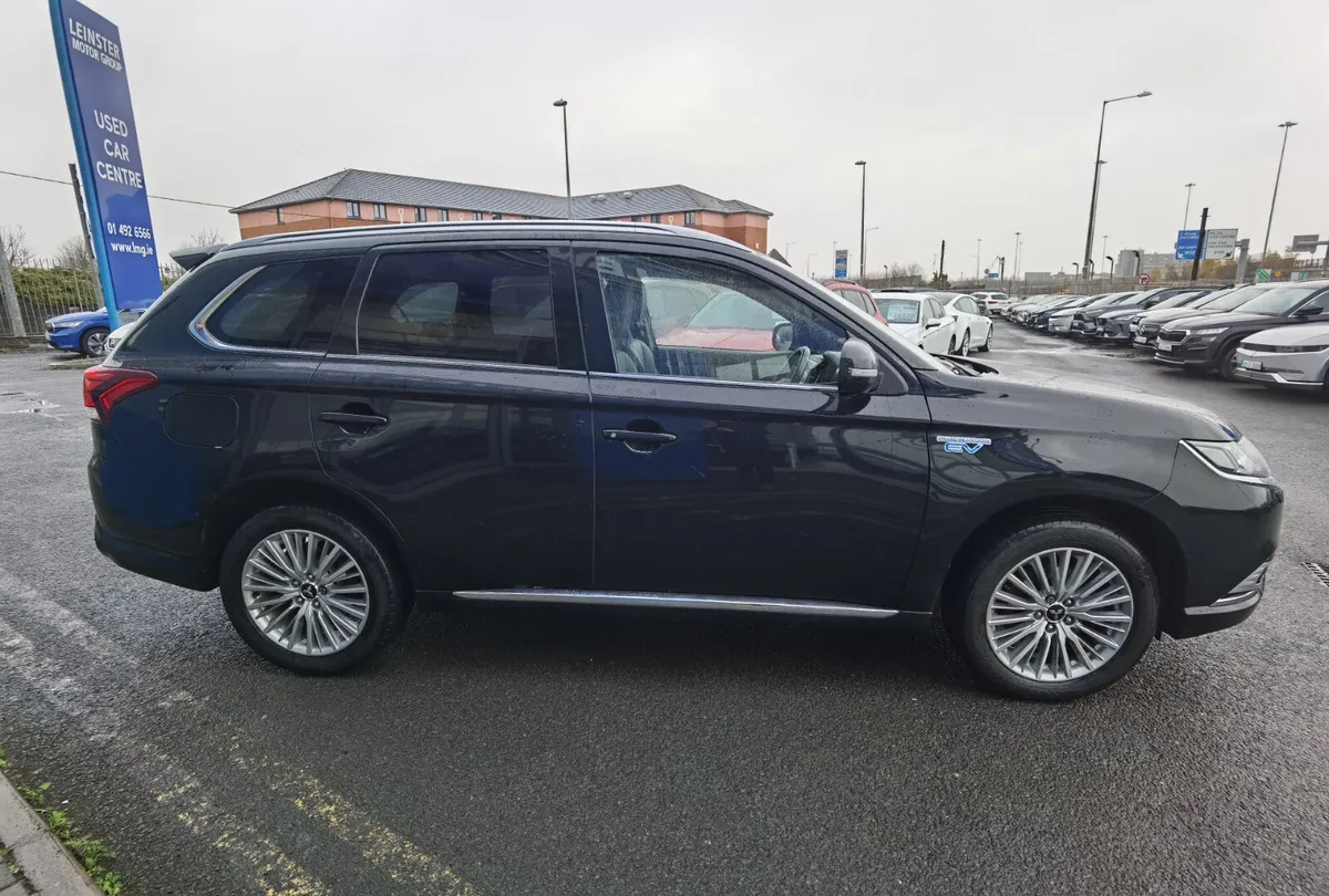 MITSUBISHI OUTLANDER 2.4 4H AUTOMATIC PHEV - Image 4
