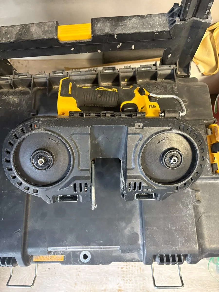 Dewalt DCS 377NT-XJ BANDSAW - Image 2