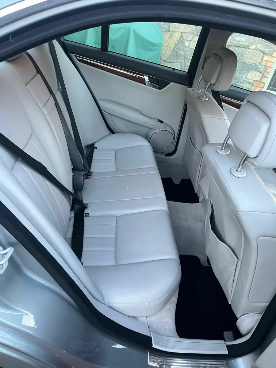 Mercedes-Benz C-Class 2010 - Image 3