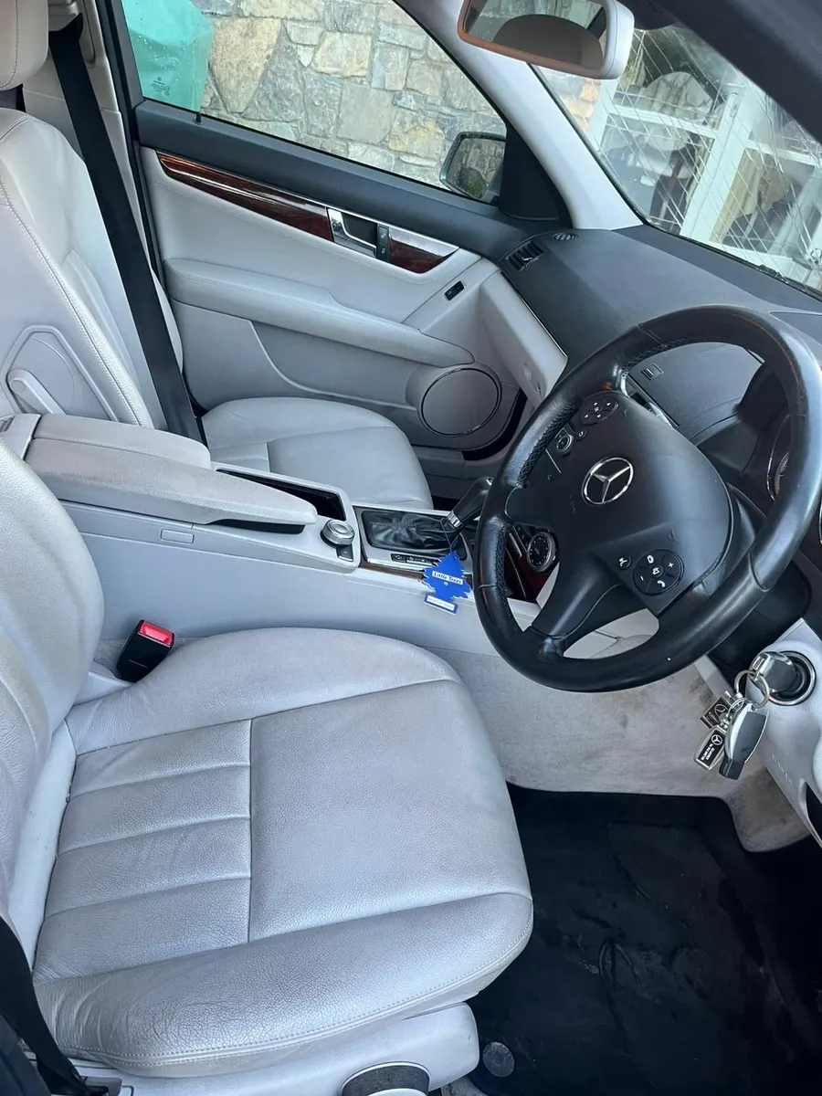 Mercedes-Benz C-Class 2010 - Image 4