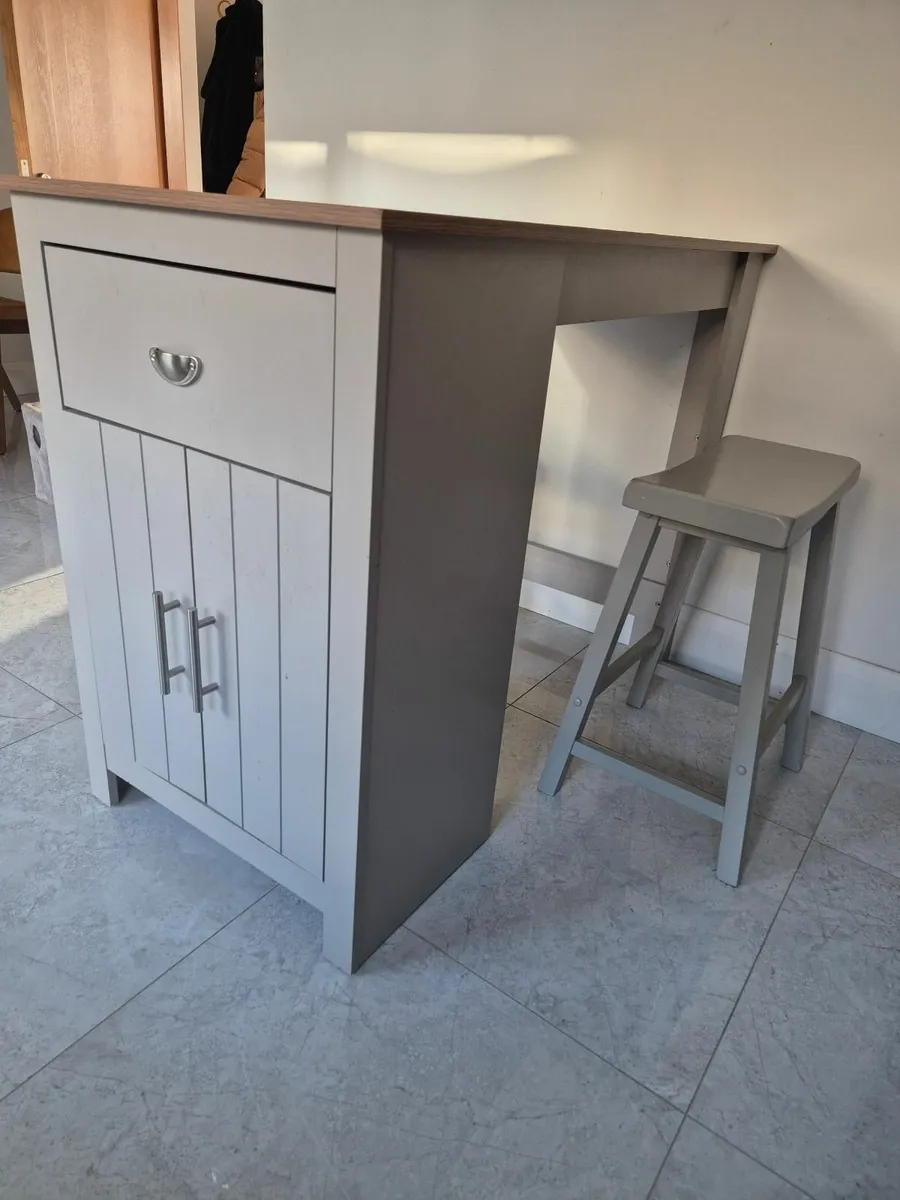 Breakfast table and stools - Image 1