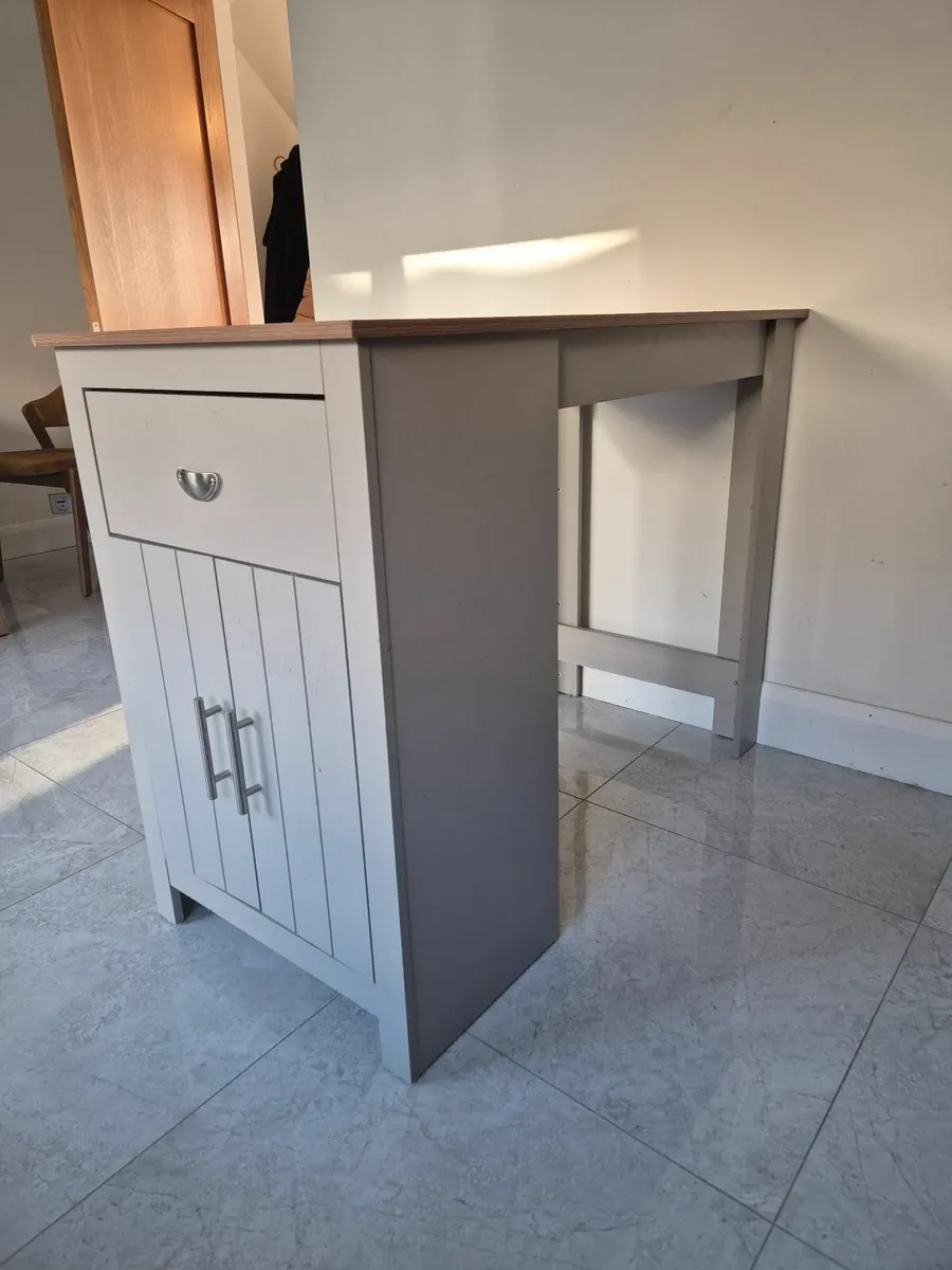Breakfast table and stools - Image 4
