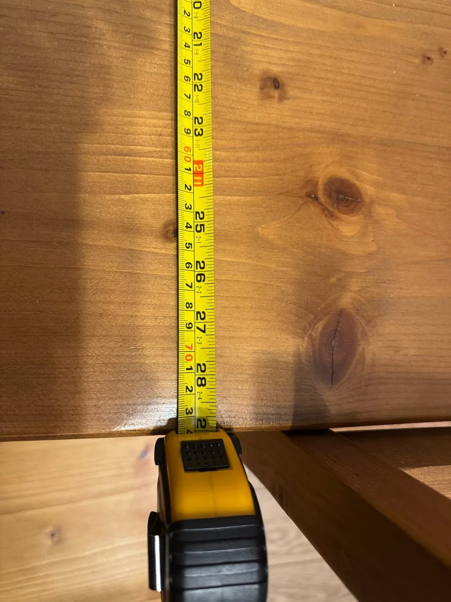 Pine table and six chairs - Image 4