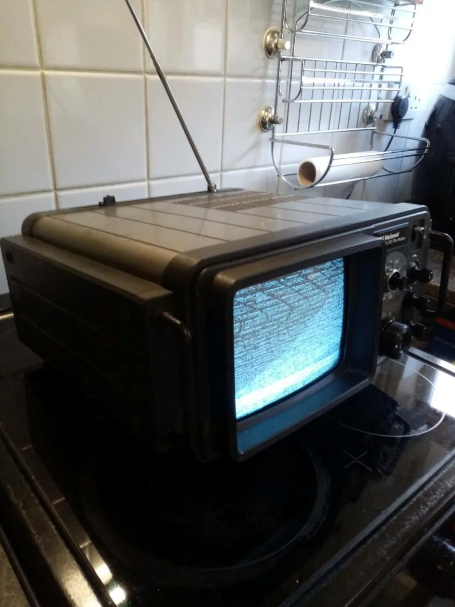 Vintage Portable TV Mains/Battery Powered - Image 4
