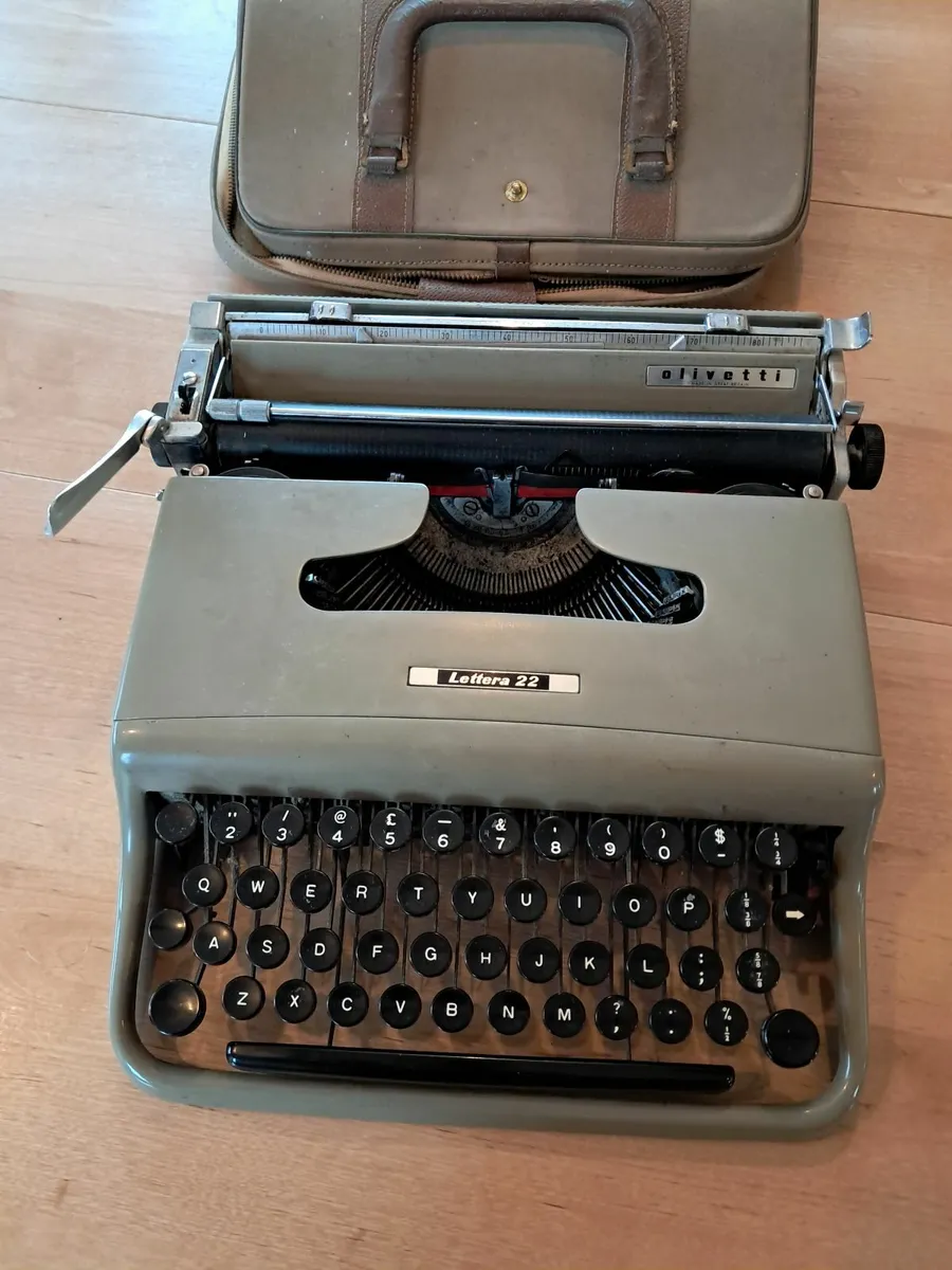 Olivetti Lettera 22 Manual Typewriter - Image 1