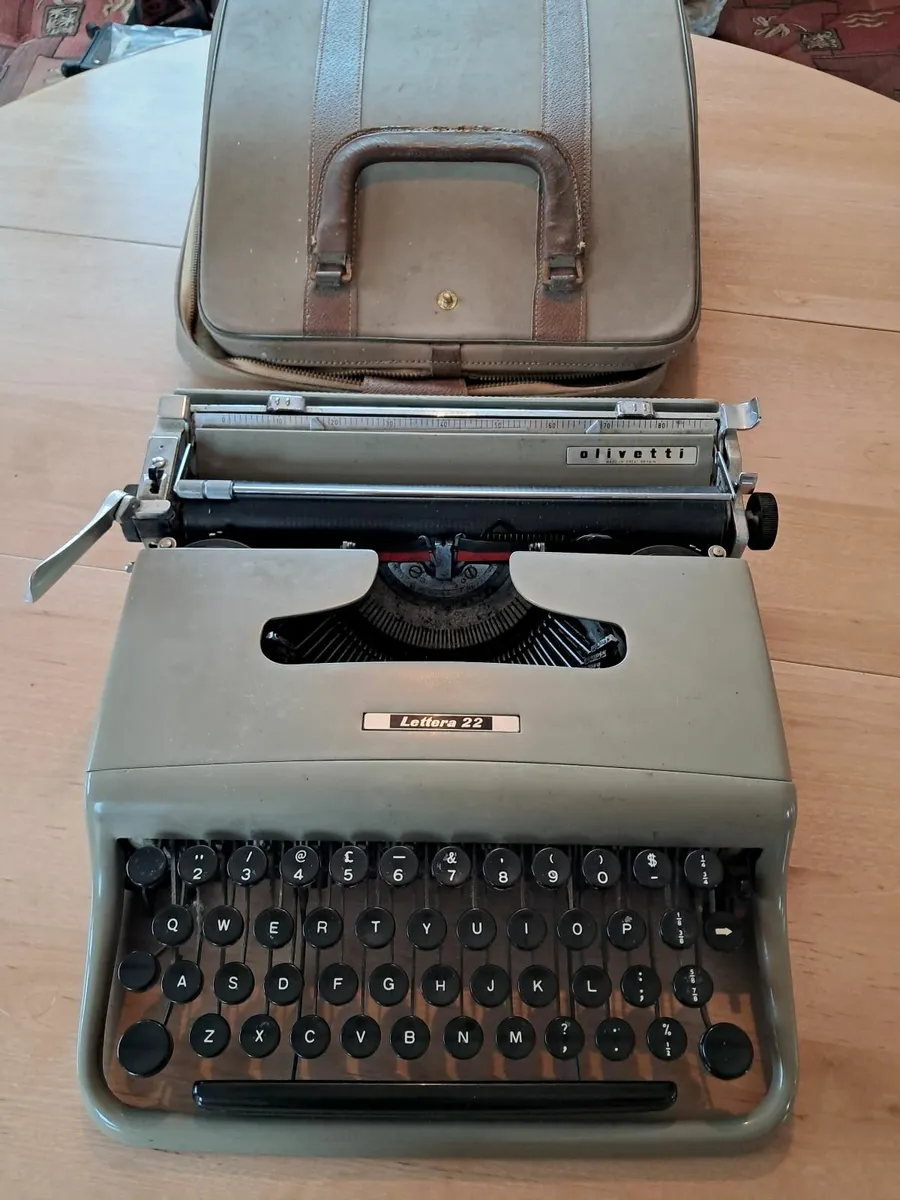 Olivetti Lettera 22 Manual Typewriter - Image 2