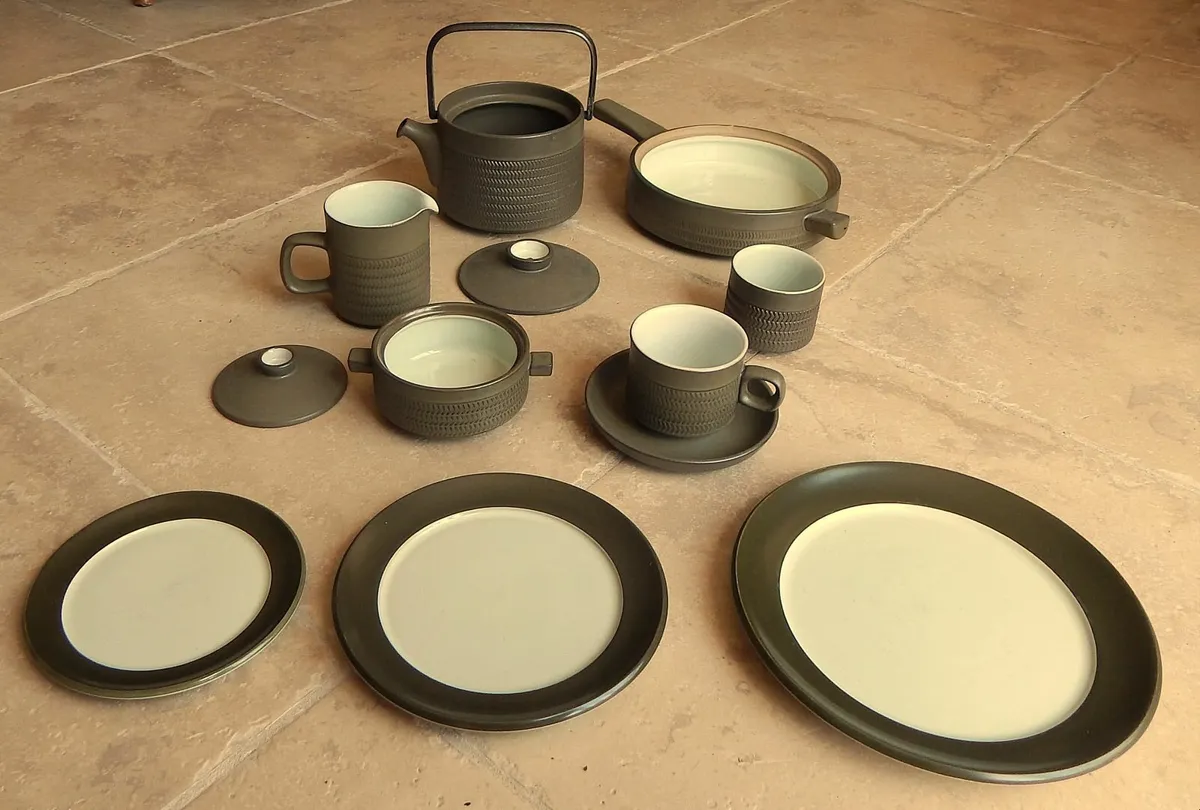 38 Pieces Vintage Denby Camelot Chevon Earthenware - Image 3