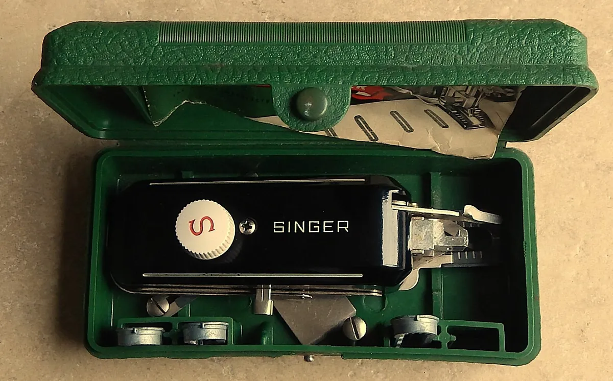 Vintage Singer Sewing Machine Buttonholer - Image 4