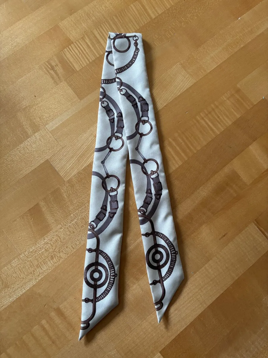 Hermes silk Twilly €50 - Image 1