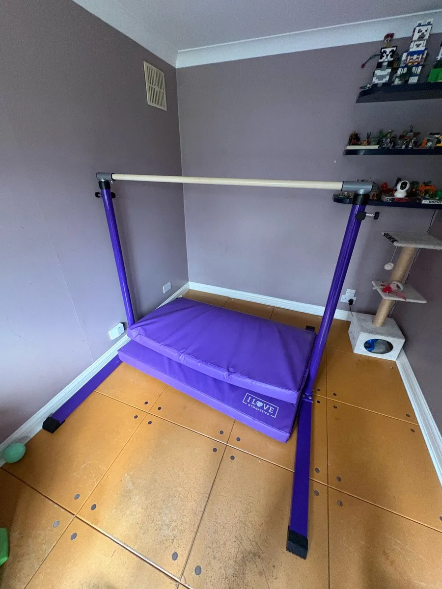 Gymnastics bar and mat - Image 2