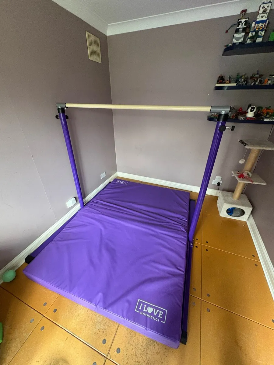 Gymnastics bar and mat - Image 1
