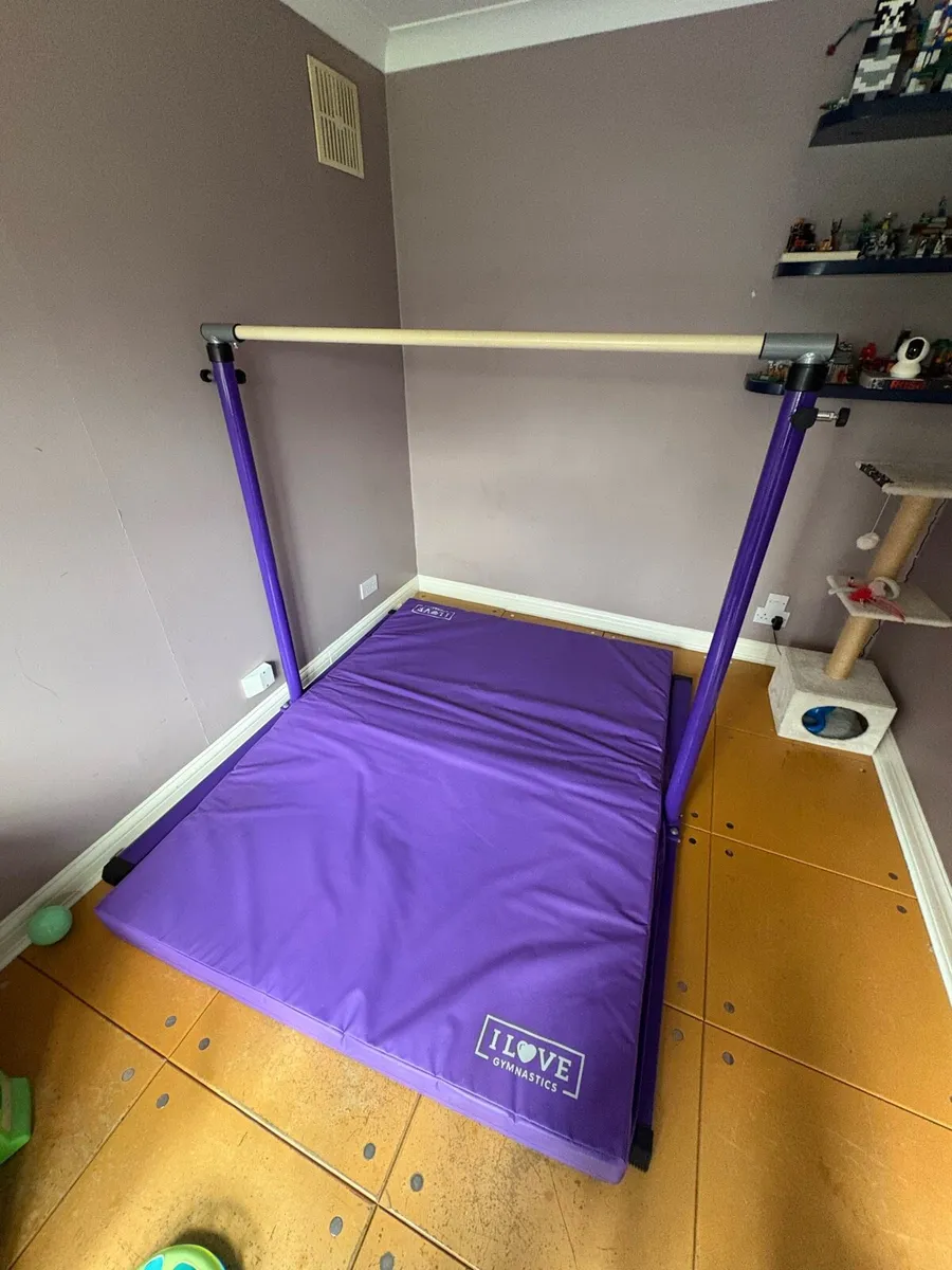 Gymnastics bar and mat - Image 3