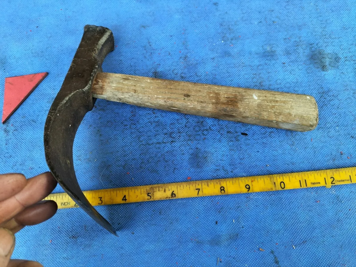 Adze with curved blade - Image 1