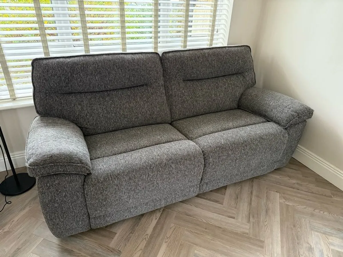 2.5 seater recliner sofa - Image 1