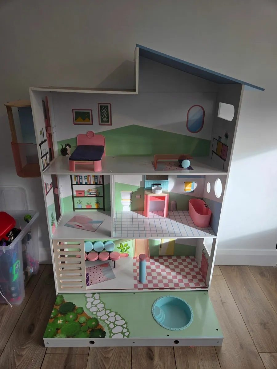 Dolls house - Image 1