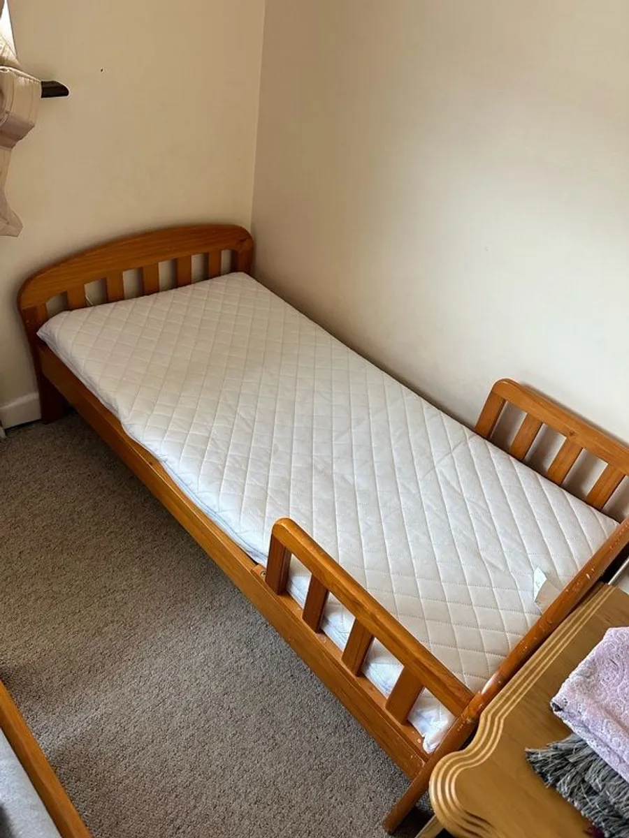Wooden toddler bed - Image 1