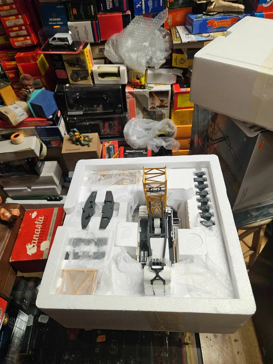 Corgi NZG Liebherr HS 8130 Crawler Crane - Image 3