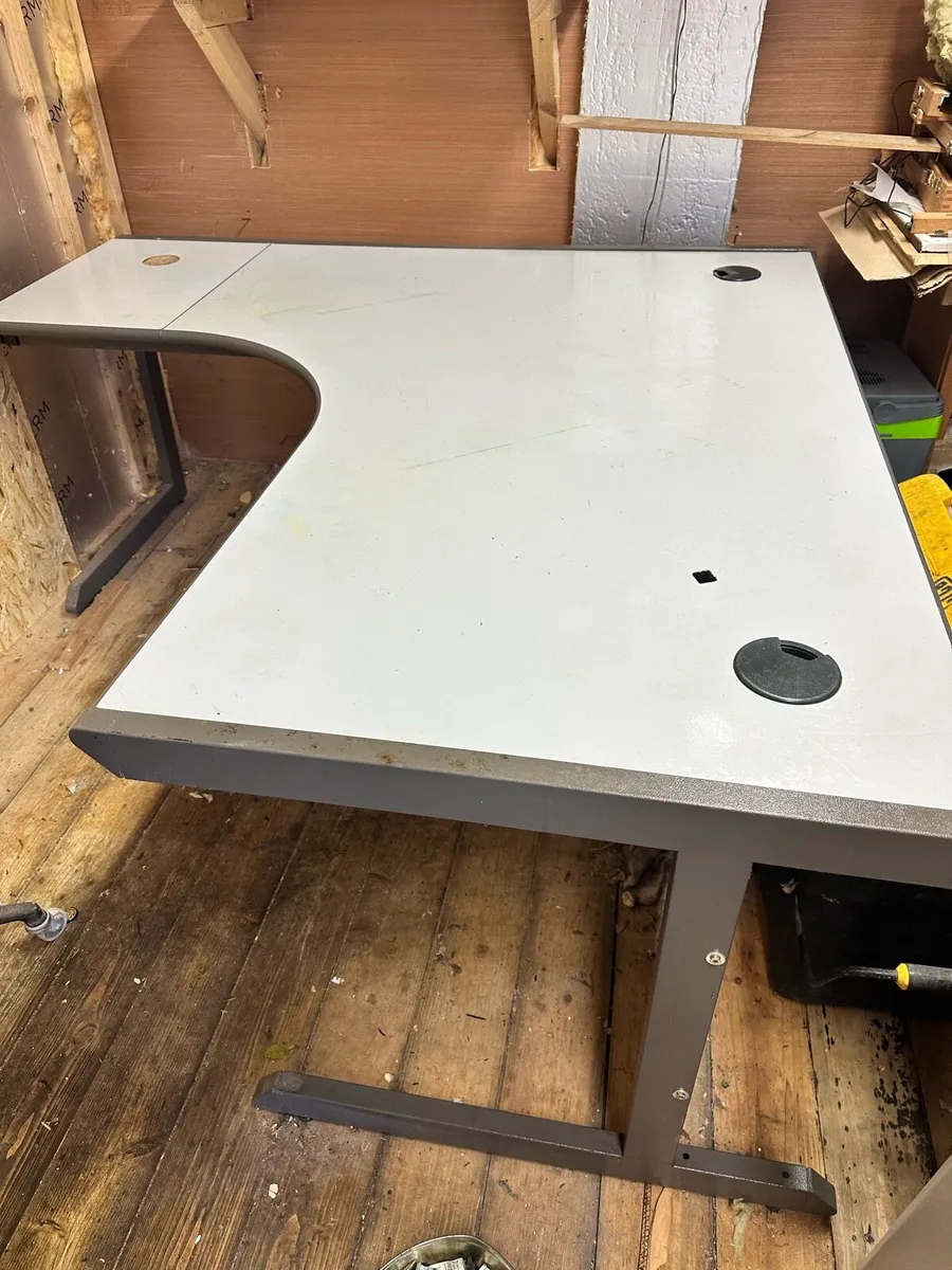 OFFICE DESK FREE TO TAKE AWAY