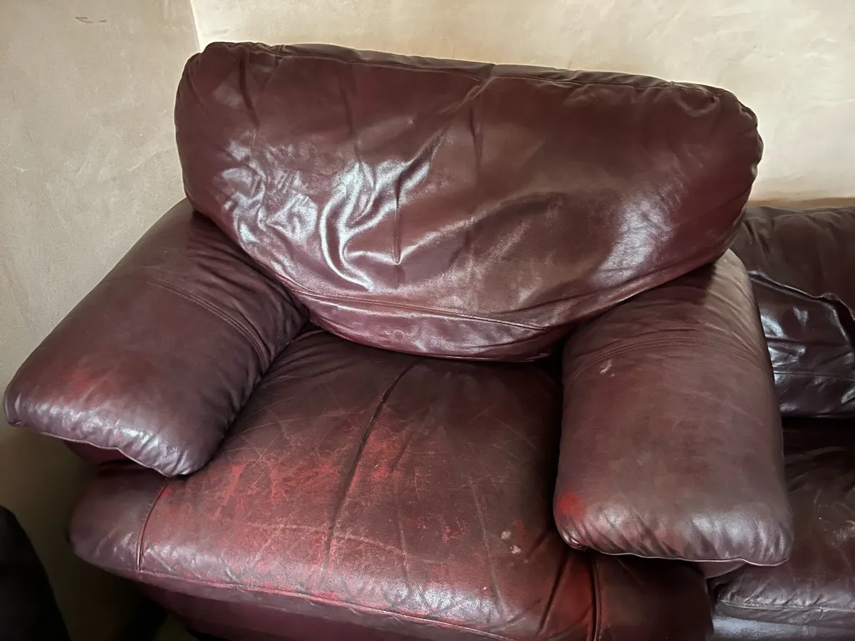 3 seater sofa and 2 arm chairs - Image 2