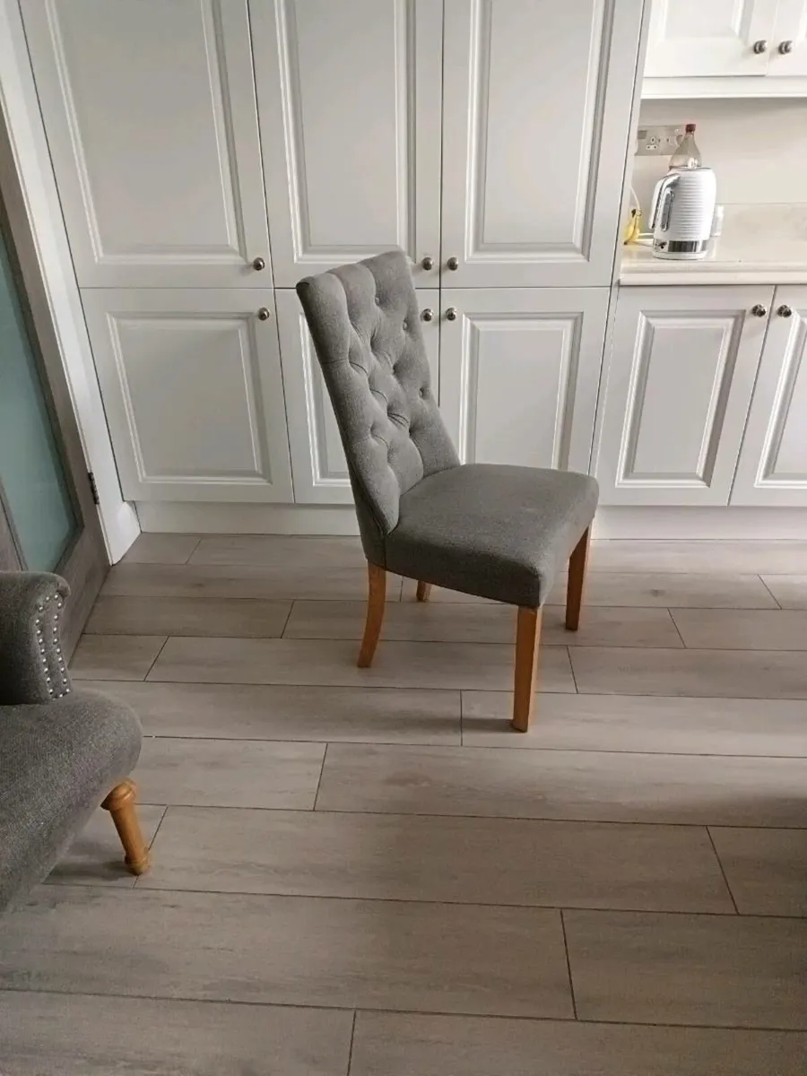 4 chairs , and 3 kitchen bar stools. - Image 1