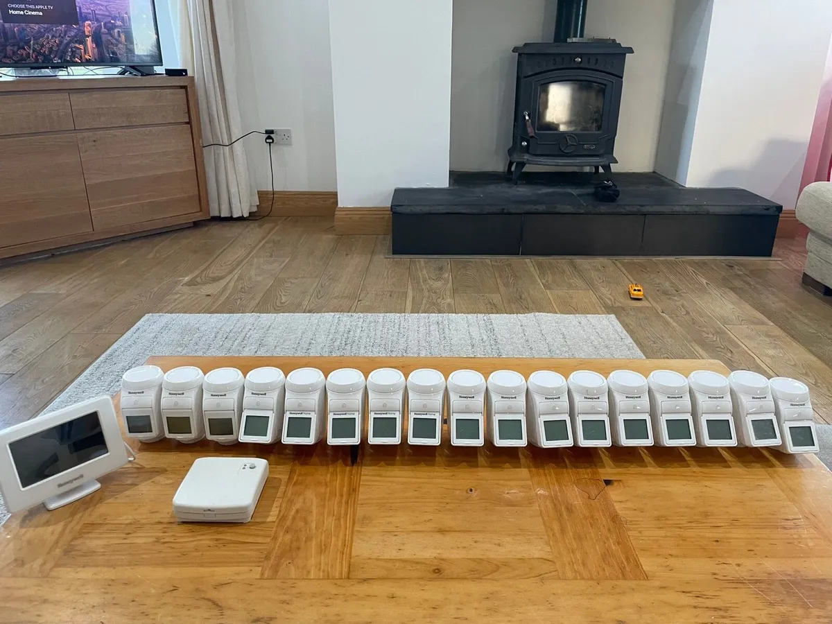 Honeywell Evohome wireless radiator TRV heads - Image 1