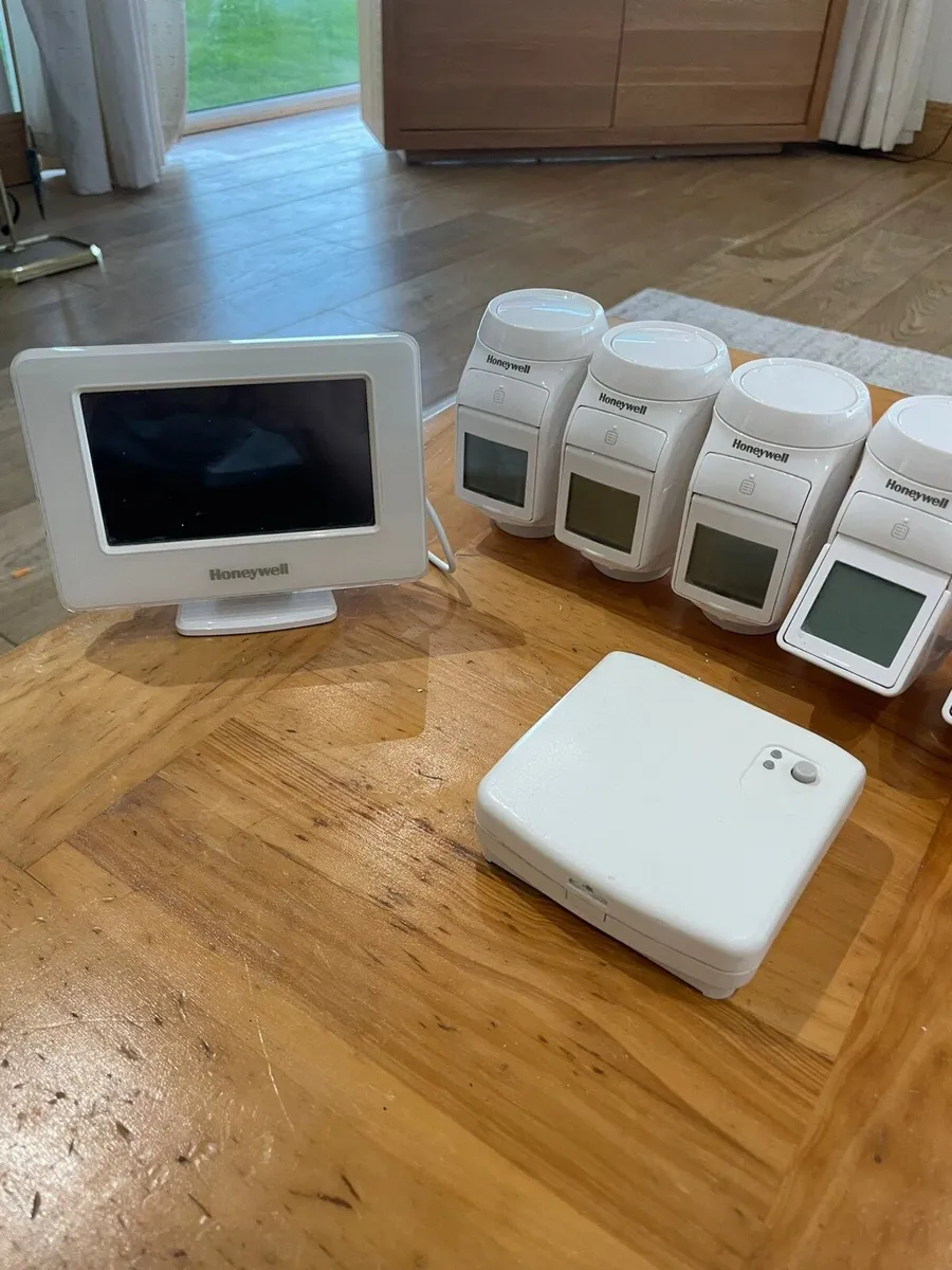 Honeywell Evohome wireless radiator TRV heads - Image 3