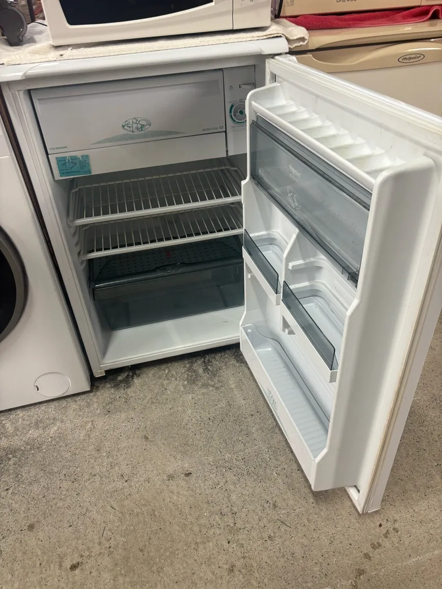 Hotpoint under counter fridge with ice box - Image 2