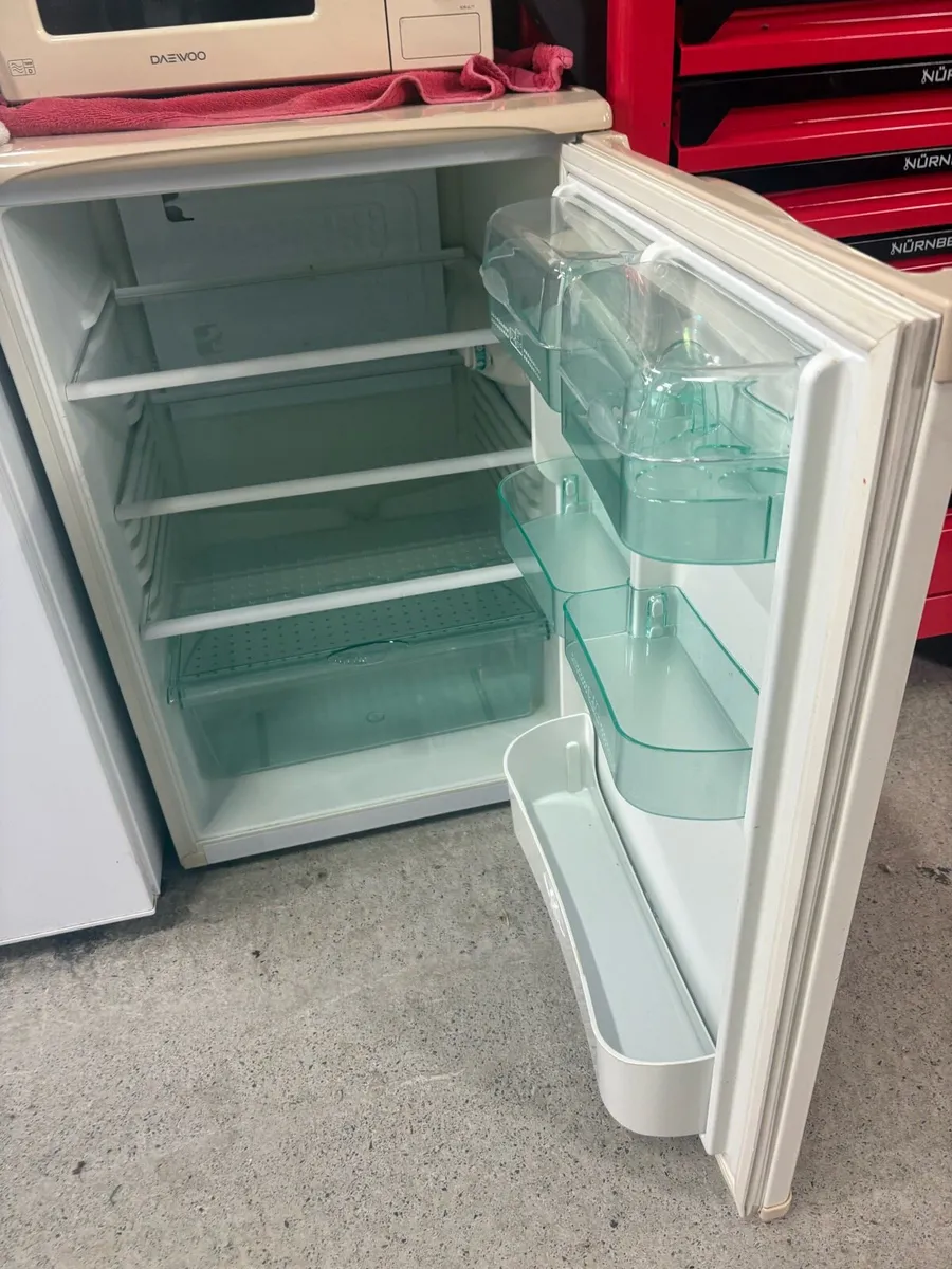 Hotpoint under counter fridge - Image 2