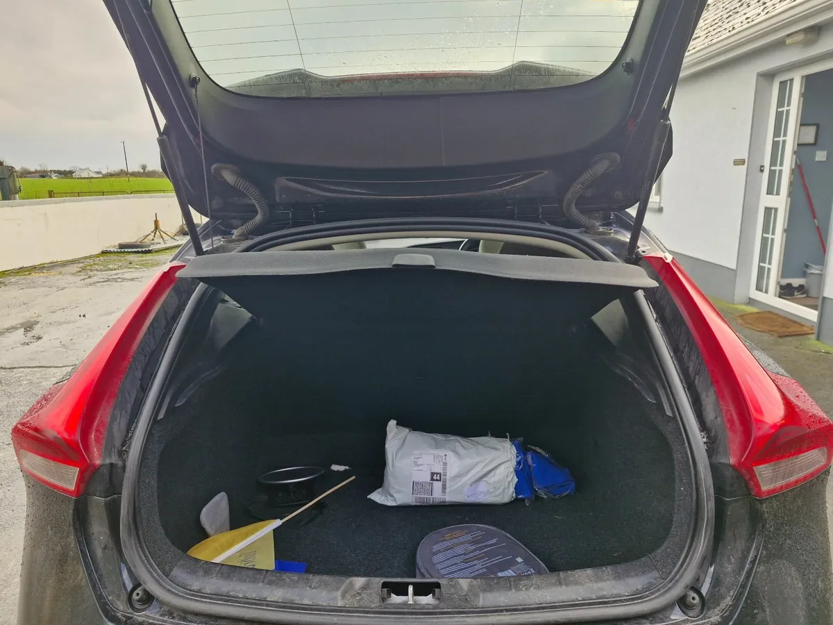 Volvo V40 2014 - Image 2