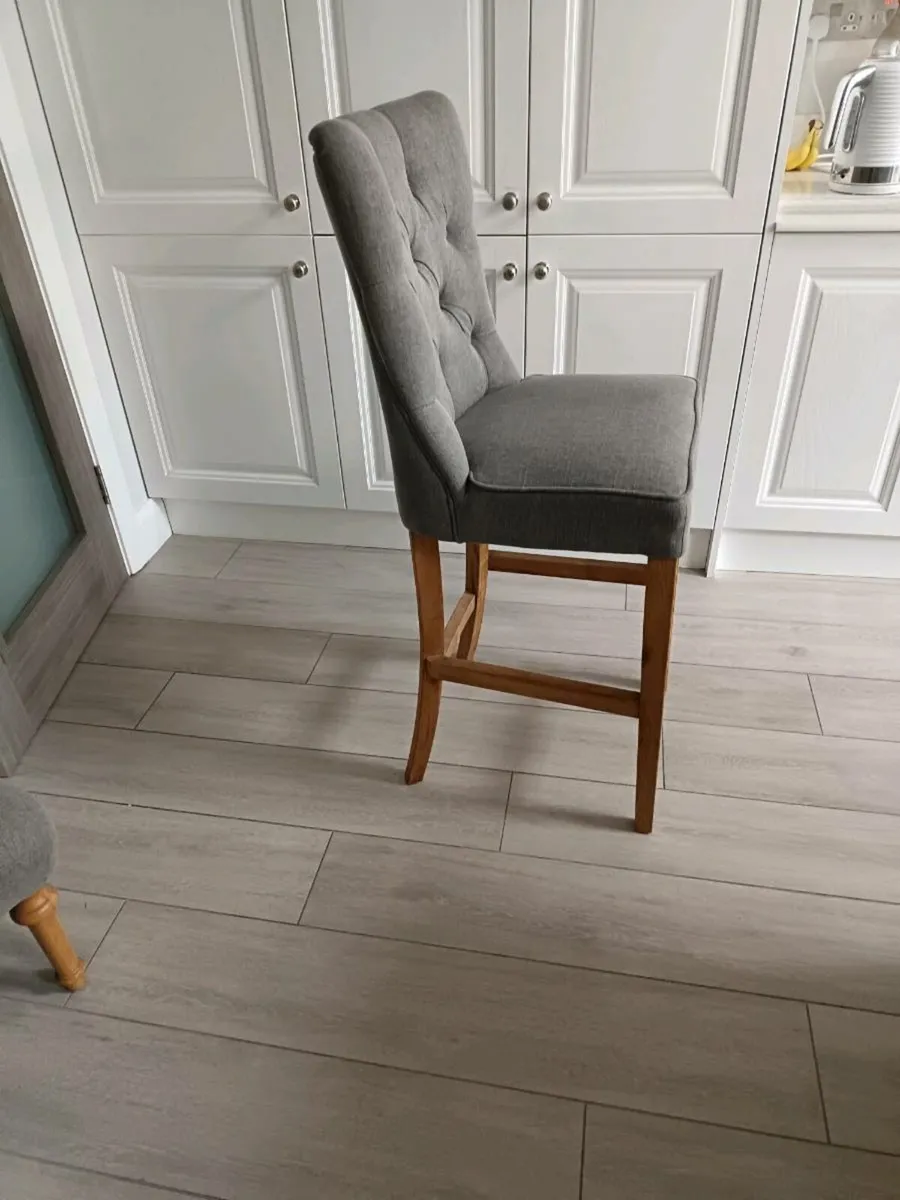 4 chairs , and 3 kitchen bar stools. - Image 4