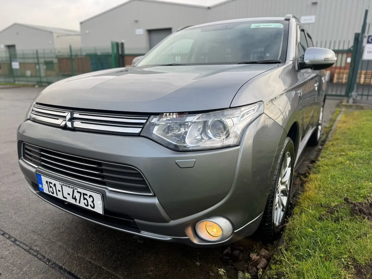 2015 Mitsubishi Outlander Plug in Hybrid - Image 2