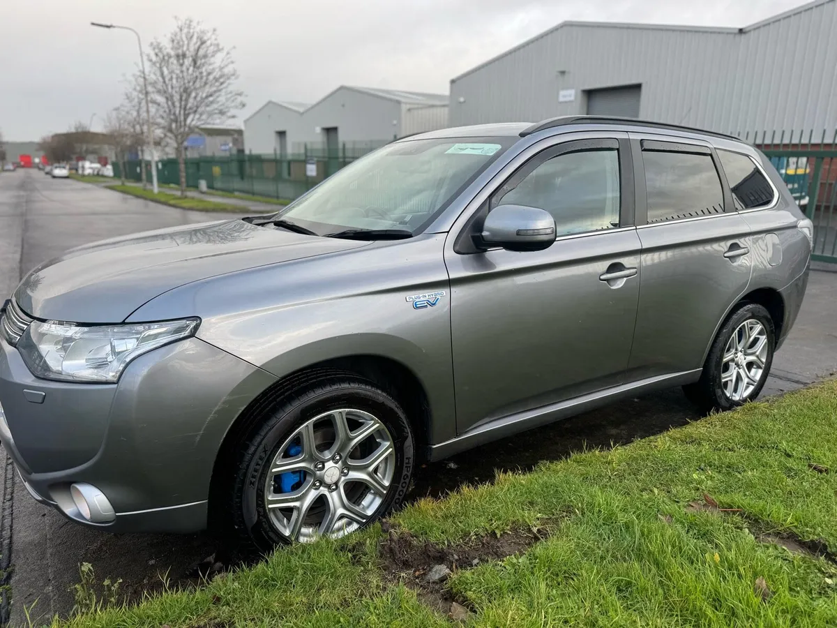 2015 Mitsubishi Outlander Plug in Hybrid - Image 3