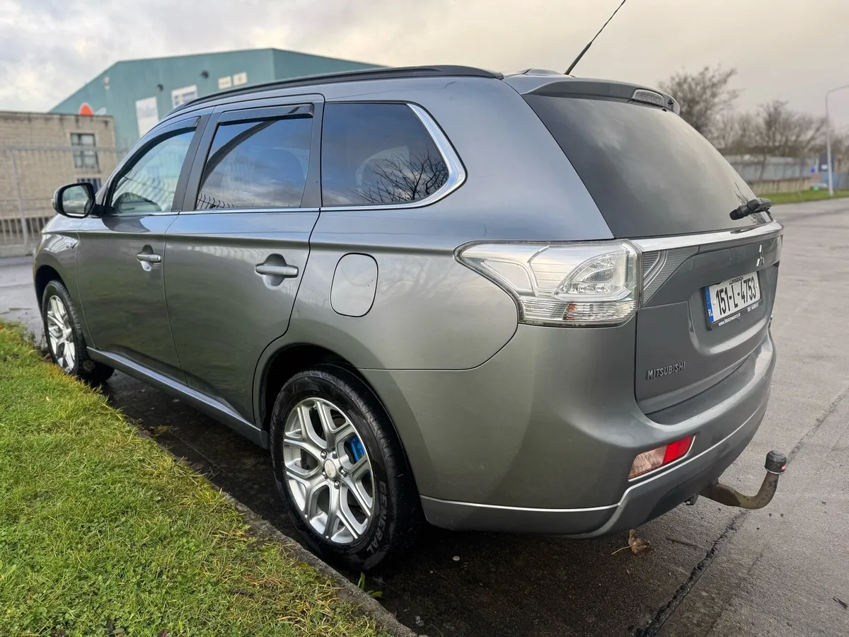 2015 Mitsubishi Outlander Plug in Hybrid - Image 4