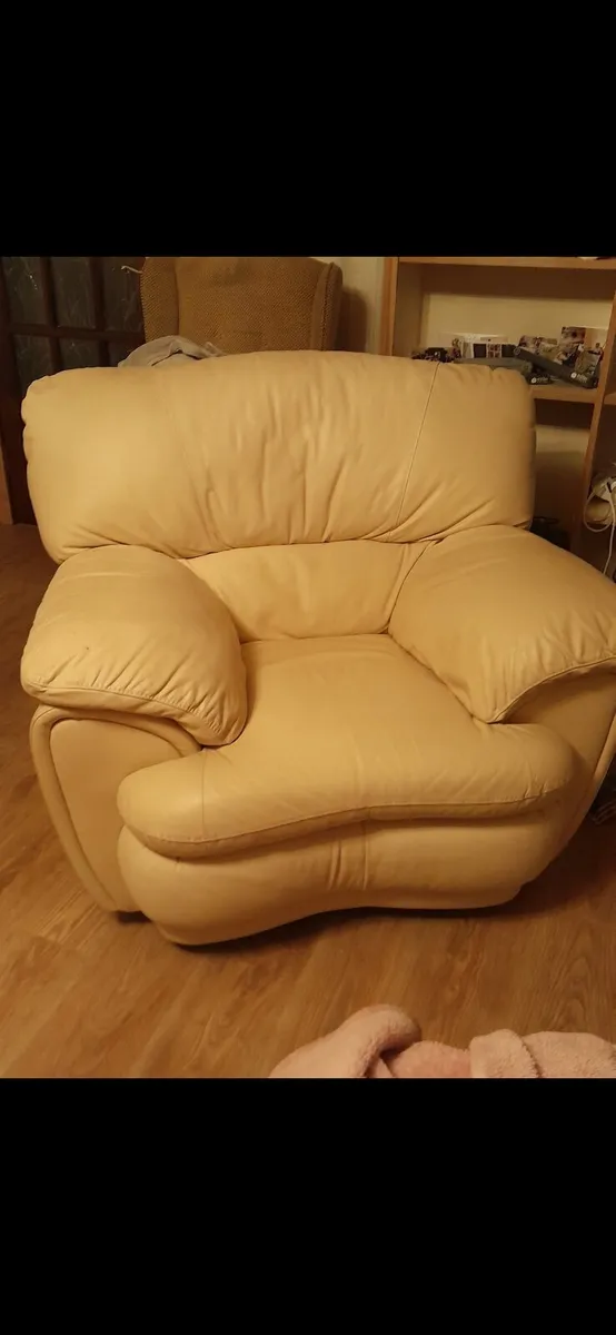 Couch and 2 armchairs - Image 1