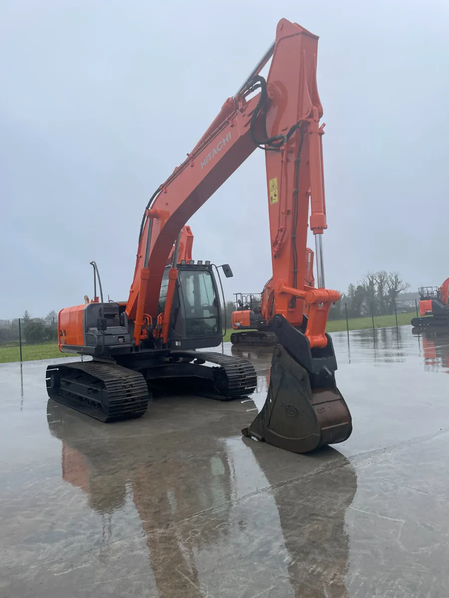 HITACHI ZX210-3 - Image 2