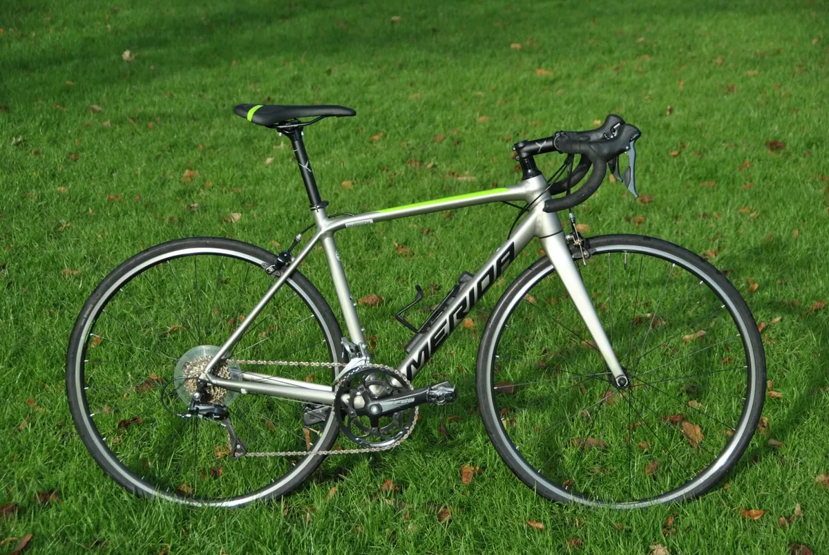 Merida Scultura 100 Road Bike – Carbon Fork - Image 1