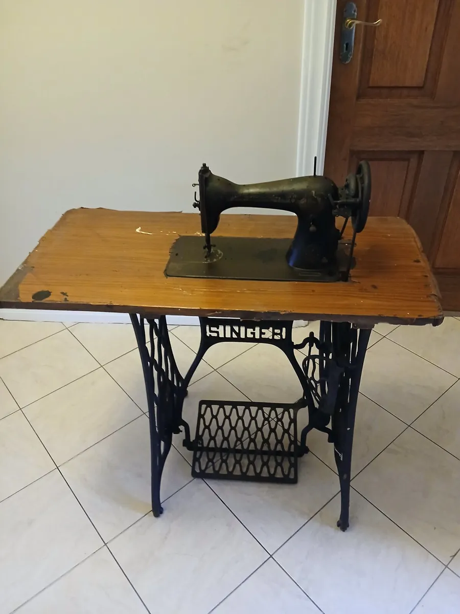 Vintage Singer Sewing Machine 1918 manufactured - Image 1
