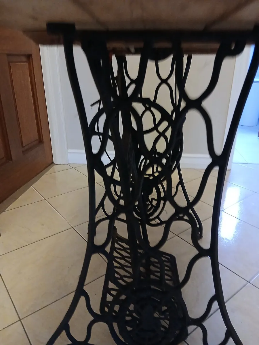 Vintage Singer Sewing Machine 1918 manufactured - Image 4