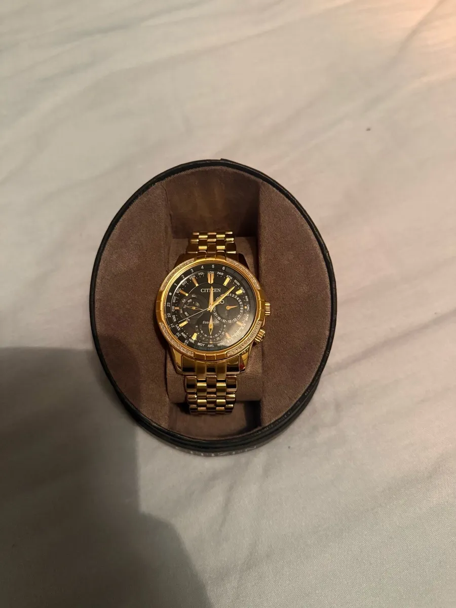 The real deal of genuine gold watch - Image 2