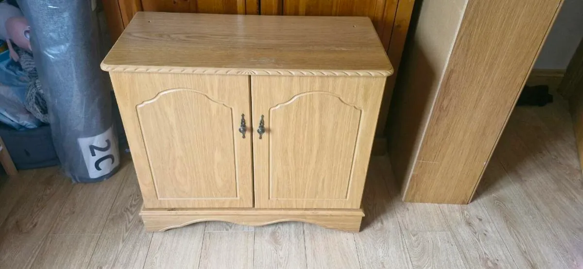 Oak cabinet - Image 1
